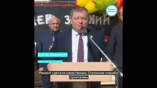На торжественную линейку школьники пришли нарядные