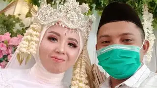 Pura pura bahagia