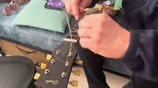 How to string up a Les Paul guitar