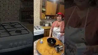 Готовлю мороженое, пирог, булки для бургера, бургер и куриный паштет.