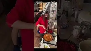 Они слушают музыку, танцуют и готовят еду😁 TikTok стрим