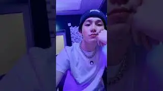 hyunsuk mah kebanyakan fotonya purple² gitu yaa😍 | 