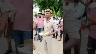 फिरोजाबाद में यूपी पुलिस का सिपाही रोटियां दिखाकर फूट-फूट कर रोया।