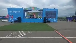 Яркие берега, выступление на сцене