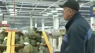 Выбираем ананасы кусочками в сиропе