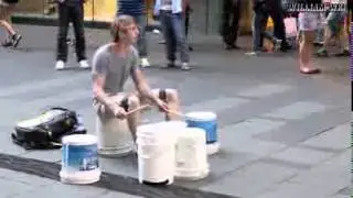 КЛАССНО ИГРАЕТ НА ВЕДРАХ ПРОСТО ТАЛАНТ