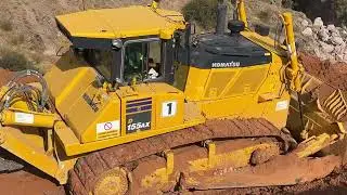 Komatsu Bulldozer She is making way.
