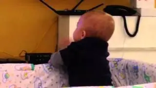 Pedro assistindo Galinha Pintadinha no berço - junho/2014