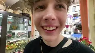 он подарил ей цветы а она