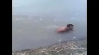 Ловля сома руками. Ловкость рук и сомик на берегу!