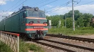 Электровоз ВЛ10У-707 с пустыми платформами.