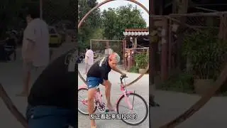See how the broken bicycle in the middle is driving #amazing #funny #shorts