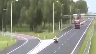 Göz göre göre polise çarptı!