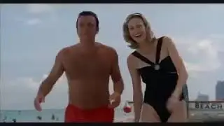 У него встал на пляже....