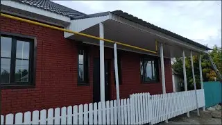 Навес перед домом и красивый необычный забор с евроштакетника