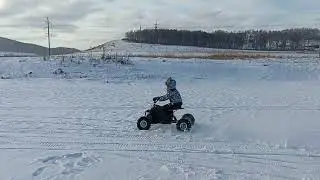 Квадрик валит по снегу!