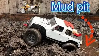 MUD Pit Runs with 2 Modded Scx24’s / Jeep Gladiator VS Deadbolt #mudtruck