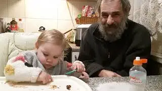 Українське янголятко годує дідуся.