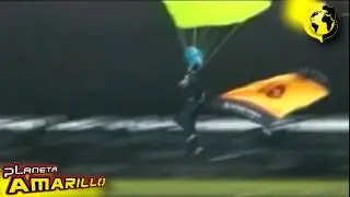Paracaidista cae sobre el taca Bieler en el Monumental de BARCELONA
