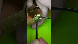 КУСОК ПЛАСТИКОВОЙ КАРТЫ ОТКРЫВАЕТ ЗАМОК