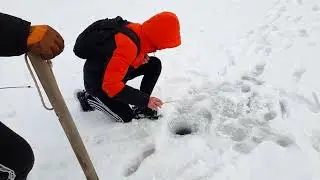 Зимняя рыбалка на льду.