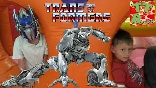 Трансформер Оптимус Прайм. Игорек и Богдан - Гонки Монстр Трак. Развлекательный Центр для детей