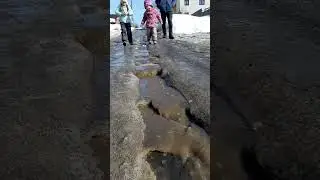 Пускаем кораблики в ручейках весной