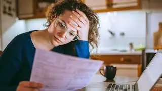 10 Signs of Financial Struggle! 🤔📉