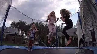 JUMPING GIRLS