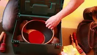 Transporting case for singing bowls