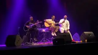 Boyz II Men Perform 