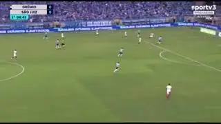 Surez debut en Gremio marc un hat trick y levant una copa   Ole 1