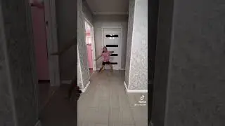 Дети 21 века! Не могут стоять на одном месте, а играть в обычные игры тем более 😂😂😂