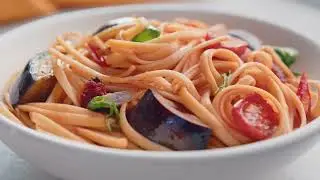 Лапша длинная с острым соусом и баклажаном