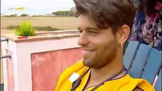 Filipa faz dança sensual para Miguel e Tiago