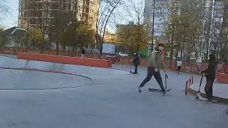 Как сделать трюки на самокате. Скейт парк и отдых на свежем воздухе. Поехали с нами #shorts