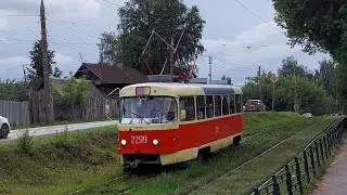 Трамвай Татра Т3 следует по переулку Грибоедова, город Ижевск.
