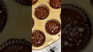 Cupcake con un cuore di crema al cioccolato e tante ragnatele🎃 #ricette #food #halloween
