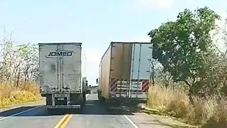 Caminhoneiro dificulta a ultrapassagem do colega na BR-251