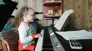 На зелёном лугу. Учусь играть на фортепиано