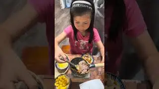 Bé tập nấu ăn August 2026