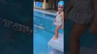 Emilia aprende a nadar