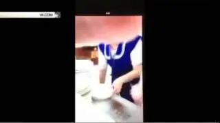 В Елабуге повар накладывает школьникам еду грязными руками: видео