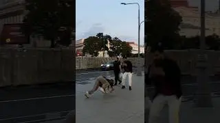 Напугала прохожего😂