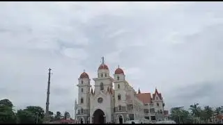പള്ളിക്ക് സമീപം ഒരു മനോഹരമായ ബീച്ച്