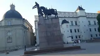 me in Katedros aikštė