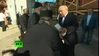 ПУТИНУ БОЛЬНО БАТЮШКА ПОЦЕЛОВАЛ РУКУ