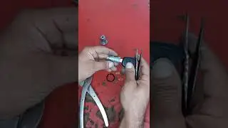 Matching the customer's key to the new lock مچ کردن کلید مشتری روی قفل نو
