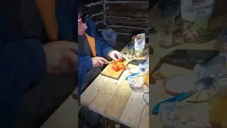Как отдыхают в лесу на избушке ??!   