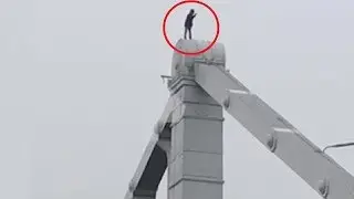 Мужчина залез на опору Крымского моста в Москве